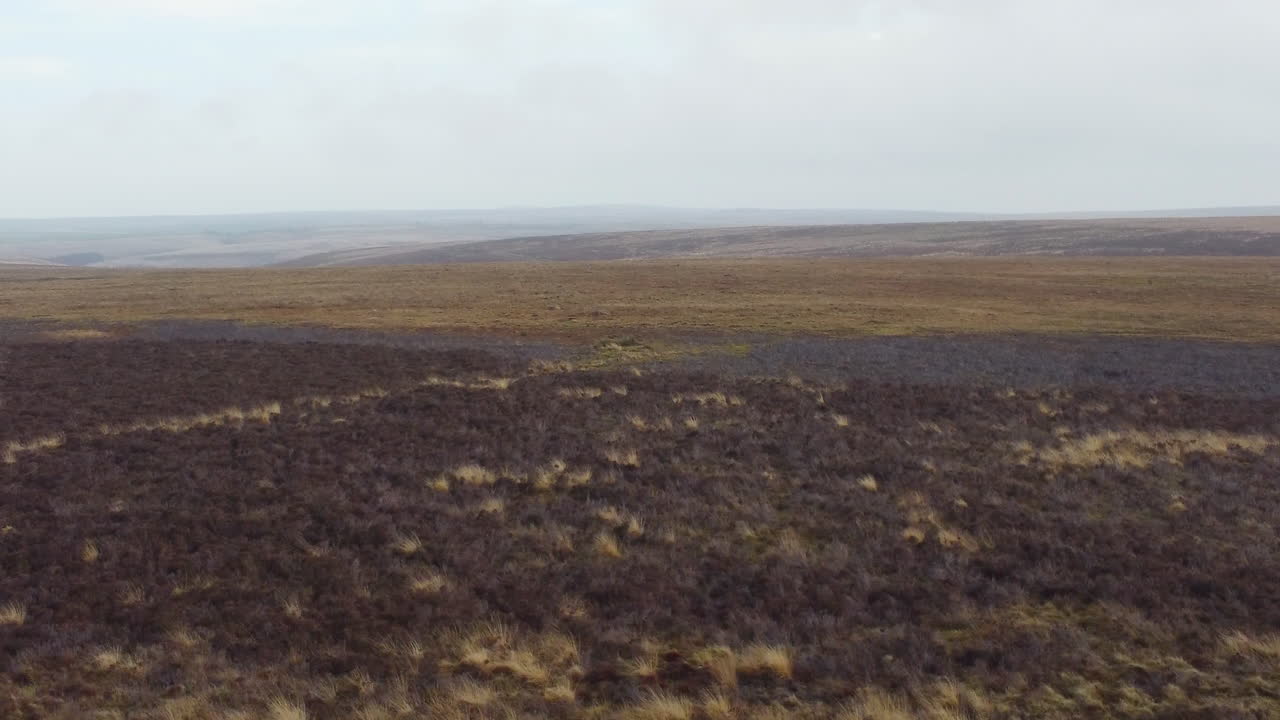 empujando la toma aérea sobre el campo de los páramos en invierno con la ruta uk 4k