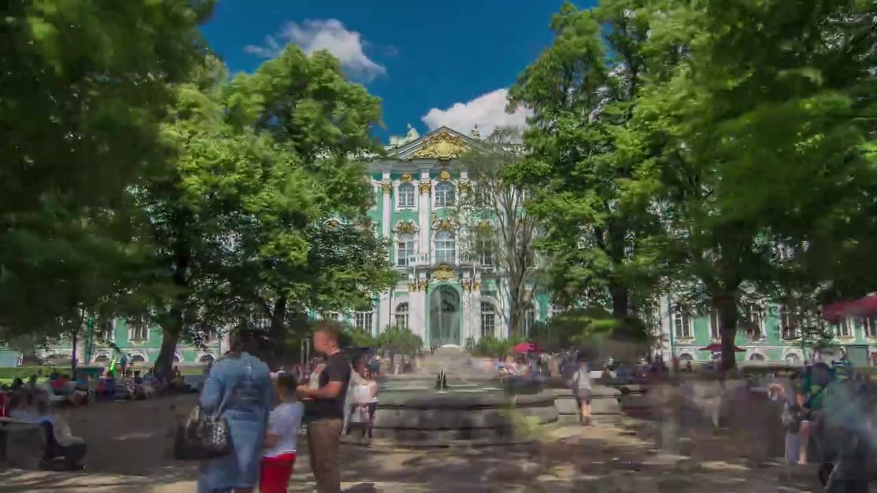 Elegante fontana davanti al Palazzo d'Inverno: Timelapse Hyperlapse che cattura la bellezza dello splendore architettonico, costruita tra il 1896 e il 1901 dall'architetto Reinhold Schmeling, San Pietroburgo, Russia.