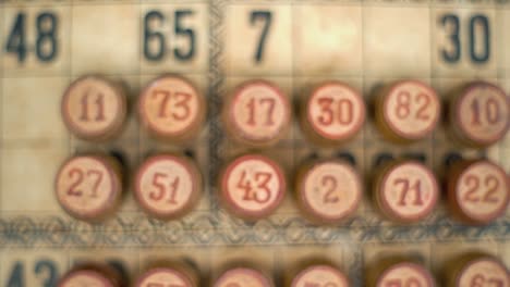 Filmische-Nahaufnahme-Mit-Sanftem-Zoom-In-Bingo-Holzfässern,-Holzigen-Figuren,-Auf-Einem-Strukturierten-Hintergrund-Mit-Alten-Zahlen,-Vintage-Brettspiel,-Glückszahl,-Professionelle-Beleuchtung,-Zeitlupe-120-Fps