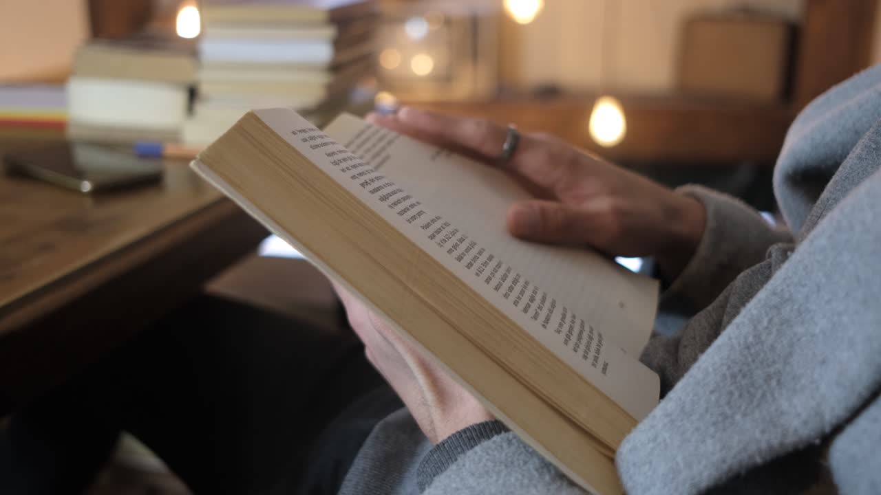 lectura de libros en primer plano