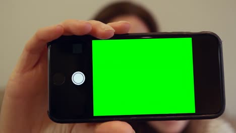 madre haciendo clic en una foto desde el teléfono móvil