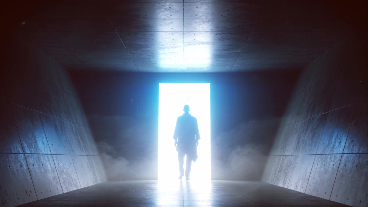 Uomo retroilluminato con un lungo cappotto che cammina lungo un passaggio affusolato da un portale luminoso, con una valigetta, nella nebbia.