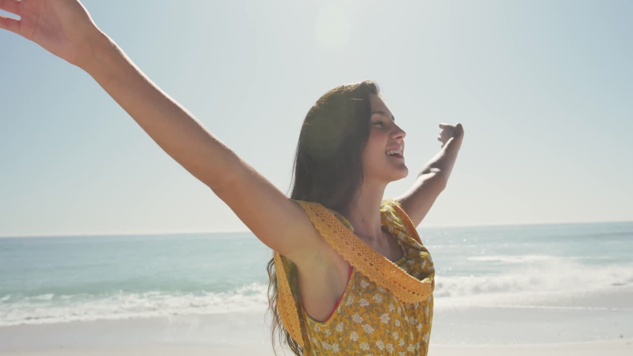 mujer caucásica disfrutando del aire fresco en la playa