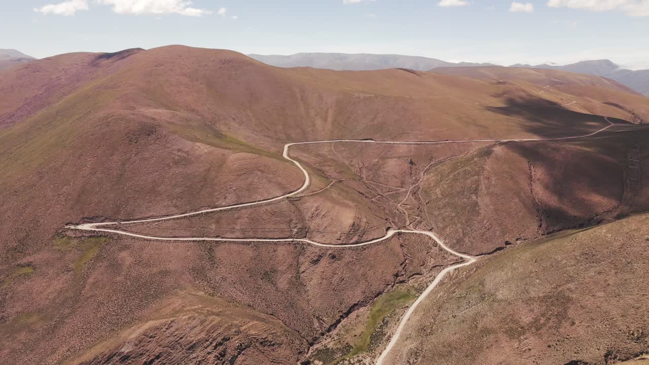 Bella e pericolosa strada Cuesta de Aparzo, che porta a Hornocal, anche conosciuta come la 'Collina dei 14 Colori'.
