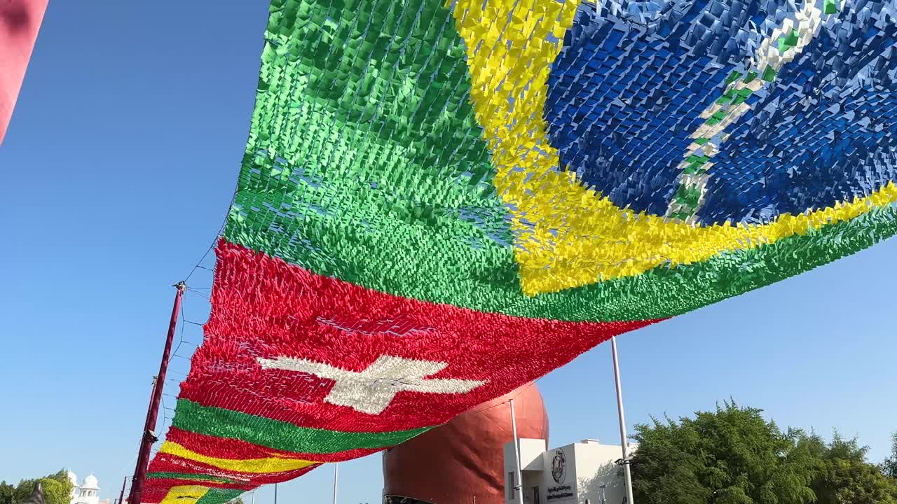 2022년 피파 월드컵 카타르 도하에서 국가의 스레드 플래그가 경치 좋은 도시 풍경 풍경 브라질 스위스 스위스 축구팀이 있는 구시가 럭셔리 부분에 있는 카타라의 아름다운 거리 애비뉴에서 플레이합니다.