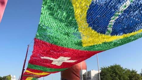 enhebrar banderas del juego del país en la copa mundial de la fifa qatar doha 2022 en una hermosa calle avenida de katara en la parte de lujo de la ciudad vieja con el paisaje escénico de la ciudad equipo de fútbol de brasil suiza suiza