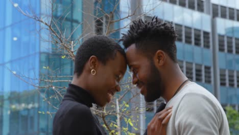 pareja abrazándose en la ciudad 4k