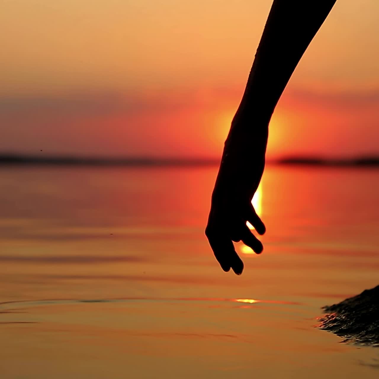 barco de papel en mano de los niños
