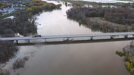 Toma-Aérea-De-La-Inundación-Del-Río-Rojo-En-Otoño-Cerca-De-Morris-Manitoba-Como-Resultado-De-Una-Extraña-Tormenta-De-Invierno