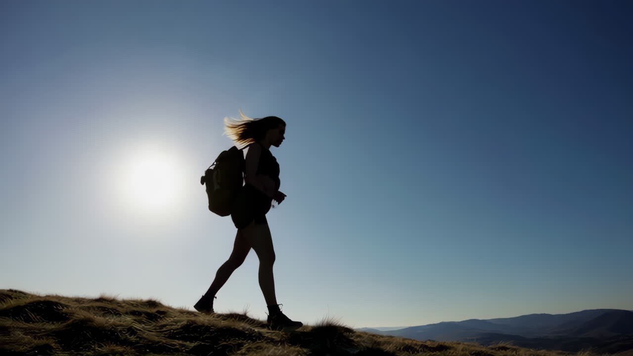 산에서 하이킹하는 여자