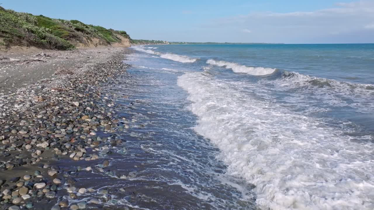 vuelo bajo en la playa de piedras de matanzas en la ciudad de bani, provincia de peravia, república dominicana