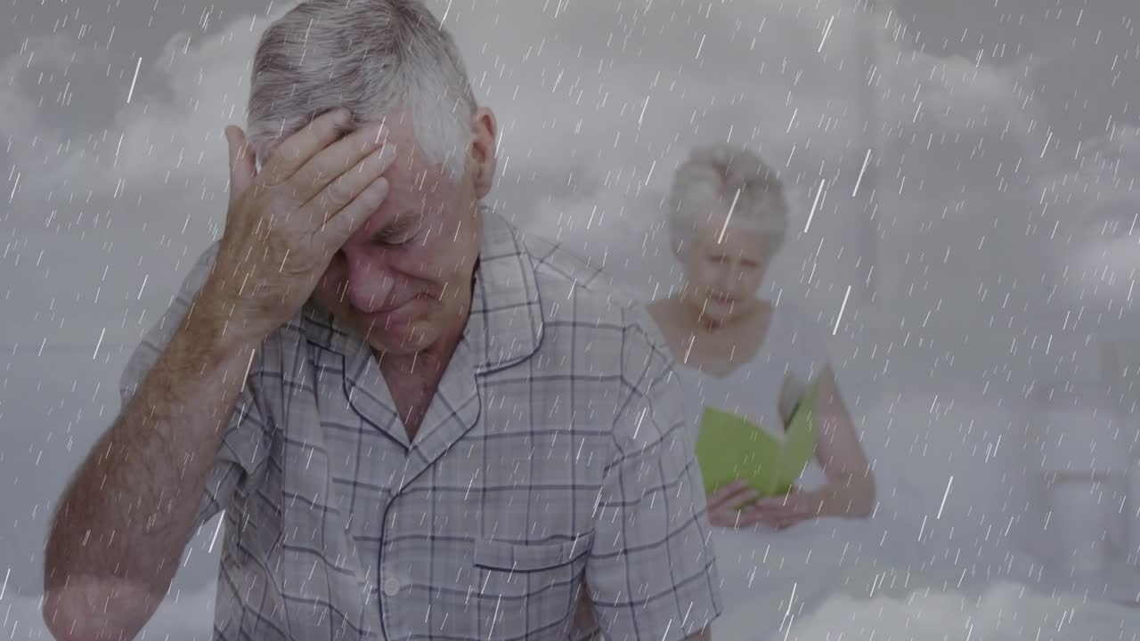 Sobreposição animada de chuva e raios iniciando sobre a cama, homem idoso esfregando a testa, buscando saúde