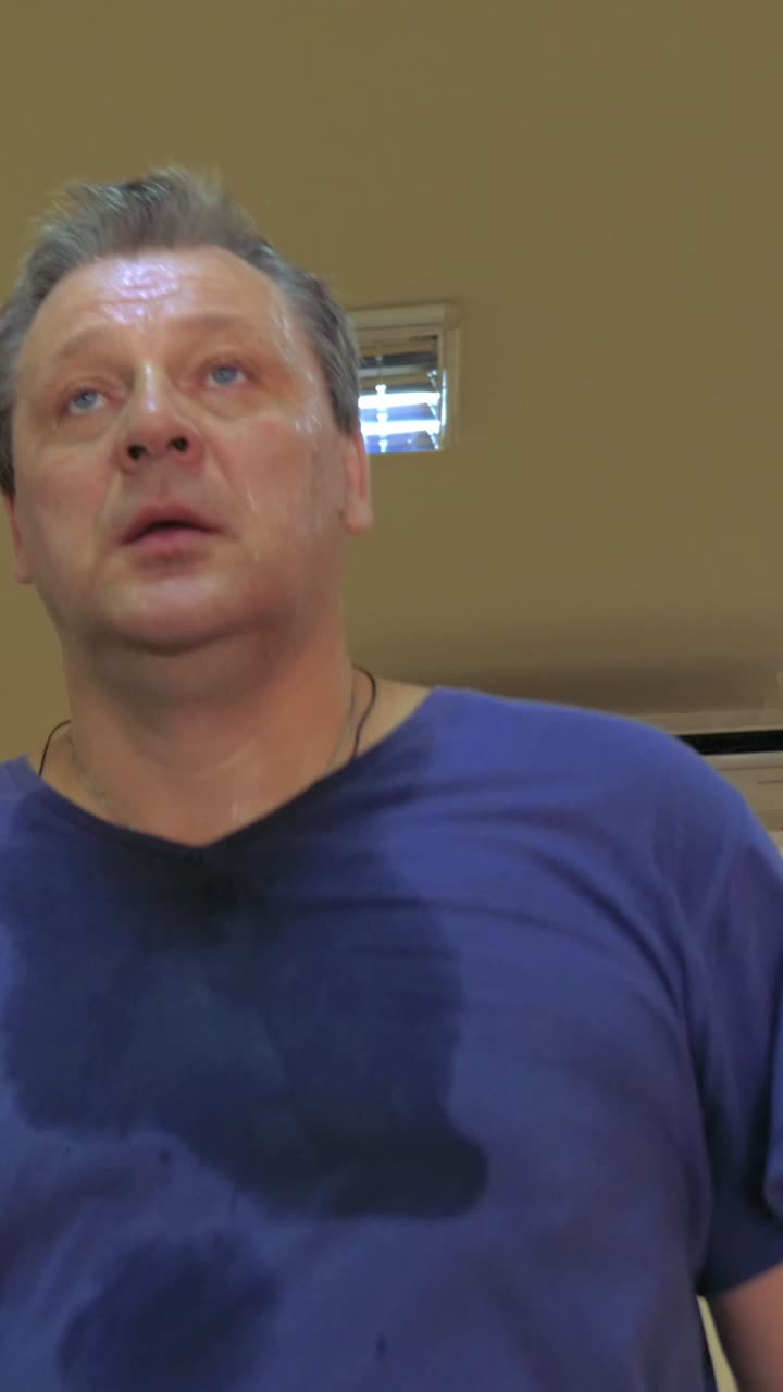 운동 후 을 흘리는 남자