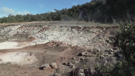 azufre que sale del suelo debido a un volcán cercano