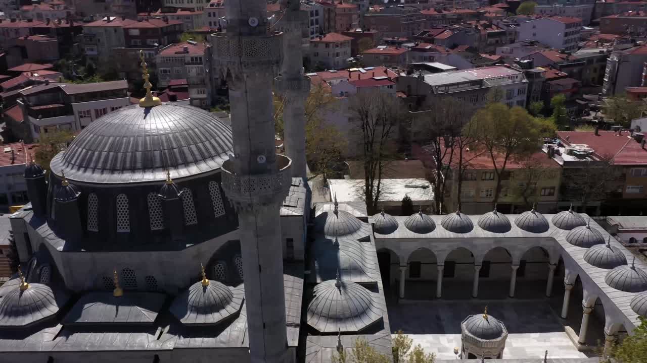 우스쿠다르 발레드 술탄 카미 (uskudar valet sultan cami) 는 이스탄불에서 촬영된 무인기 영상이다.