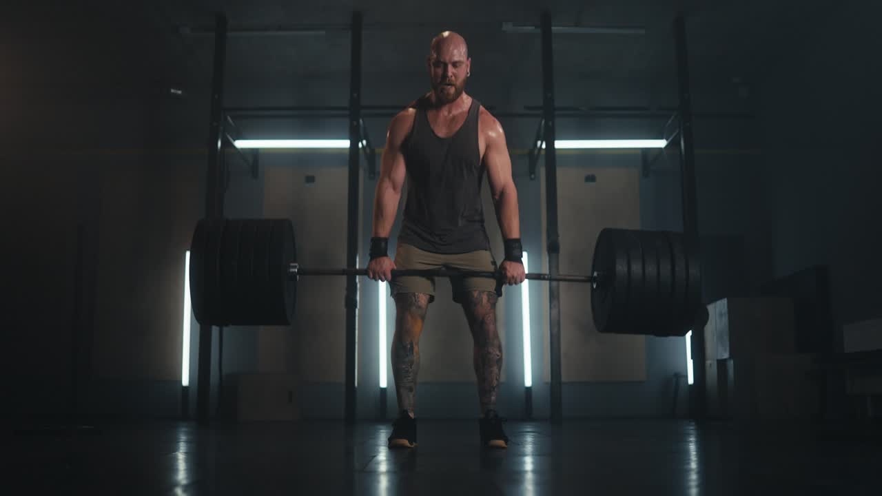 Uomo che esegue uno stacco da terra in palestra