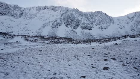 Imágenes-Aéreas-De-Drones-Que-Revelan-Stob-Coire-An-T-sneachda-Y-Aladdin&#39;s-Couloir-En-Las-Montañas-Cairngorm-De-Escocia-En-Nieve,-Hielo-Y-Condiciones-De-Montañismo-Invernal-Con-Dos-Personas-A-Escala