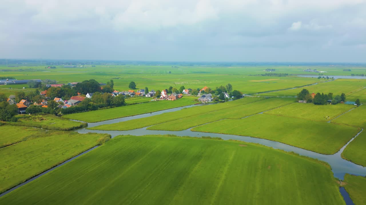 폴더 초원 사이에 있는 네덜란드 마을과 집들