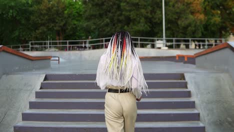 Graciosa-Bailarina-En-La-Calle-O-En-El-Parque-Subiendo-Las-Escaleras.-Una-Joven-Alegre-Y-Feliz-Bailando-Mientras-Camina-Por-La-Calle.