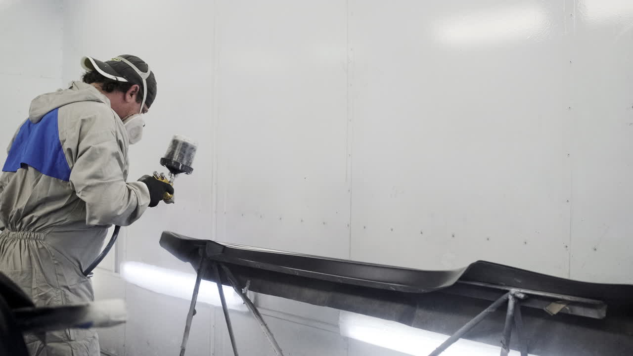 페인트 부스에서 자동차 바디 페인팅