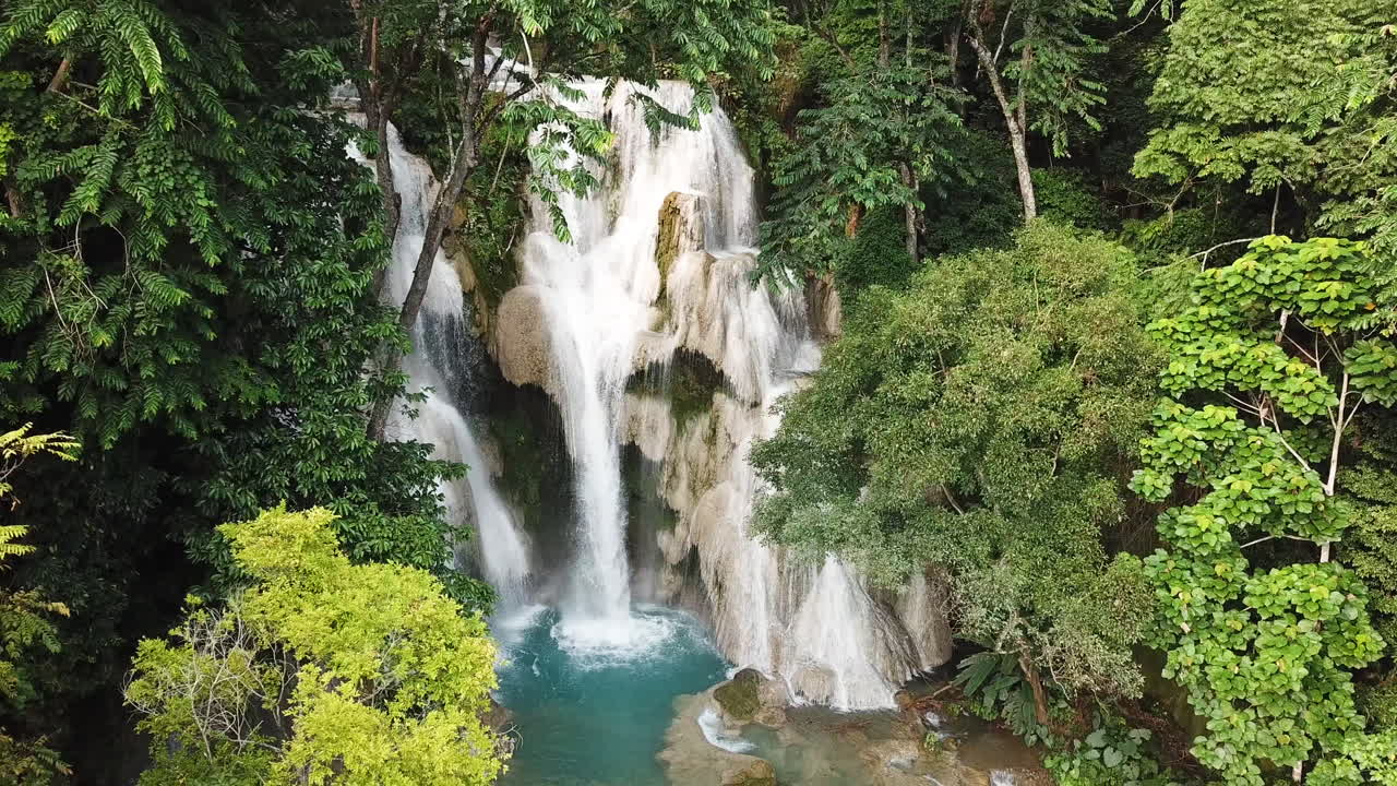 Cascata divina nel profondo della giungla e paesaggio aereo colorato, Cascate Kuang Si, Luang Prabang, Laos.