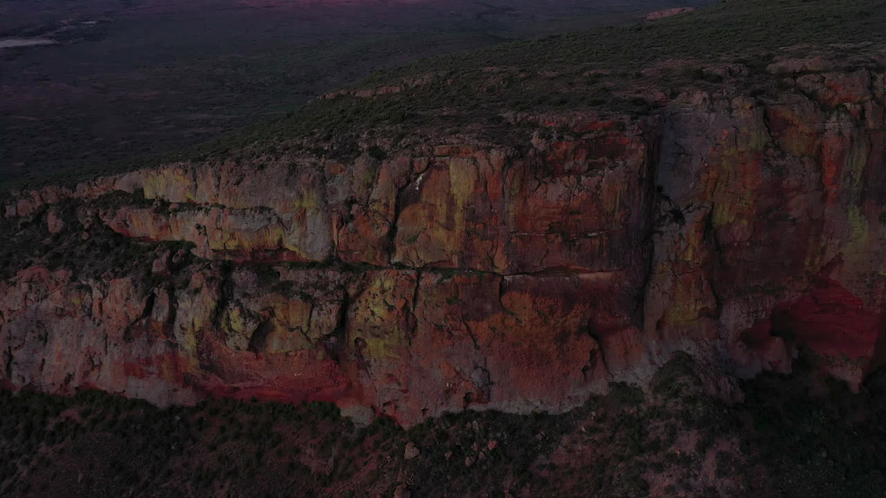 imágenes de drones de 4k de una cordillera rocosa