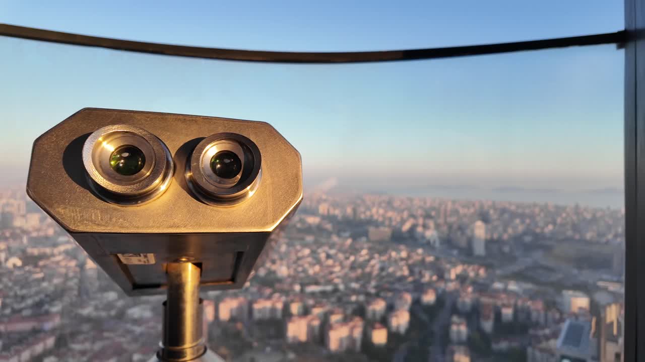 vista de la ciudad a través de binoculares