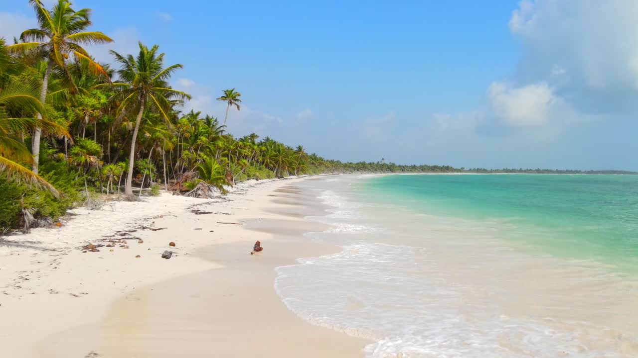 Costa de una playa tranquila y apartada con aguas cristalinas