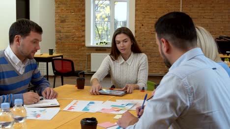 reunión de equipo de negocios involucró a diversas personas que participaron en ideas creativas y sostenibles steadicam filmado a través de la mesa de la sala de juntas espacio de trabajo compartido
