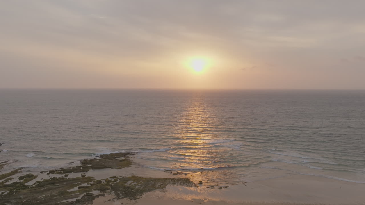 puesta de sol sobre el océano