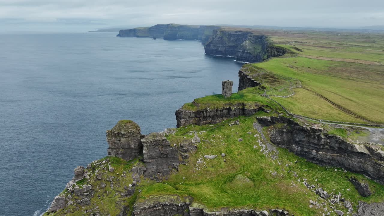 drone volando sobre el castillo y los acantilados del mar acantilados de moher salvaje camino atlántico en un día de noviembre en invierno