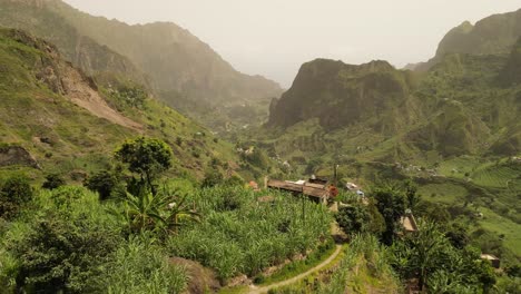 Volar-Sobre-Las-Montañas-De-Roca-Verde-De-Paul-En-Cabo-Verde,-Isla-De-Santo-Antao,-áfrica-Occidental