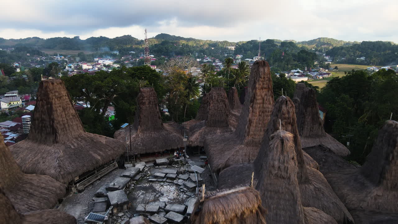 casas tradicionales de paja sumbanesas sobre montañas cerca de una ciudad rural en la isla de sumba, indonesia