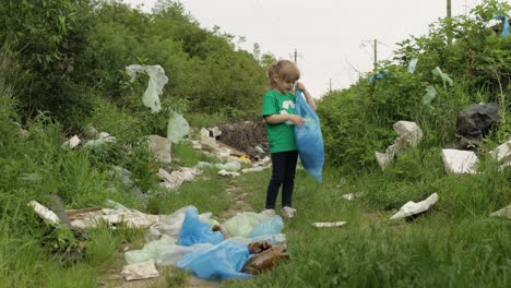 chica voluntaria limpiando el parque sucio de bolsas de plástico, botellas. reducir la contaminación de la naturaleza de la basura