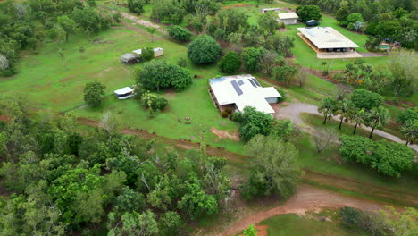 Luftdrohne-Eines-Riesigen-Landguts-Mit-Luxusimmobilien-Und-Großem-Außenschuppen-Im-Outback-Von-NT-Australia,-Orbit