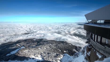 alto por encima de la niebla en la montaña pilatus en suiza