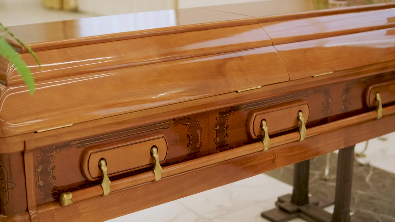 Bara di legno lucida in un'agenzia funebre.