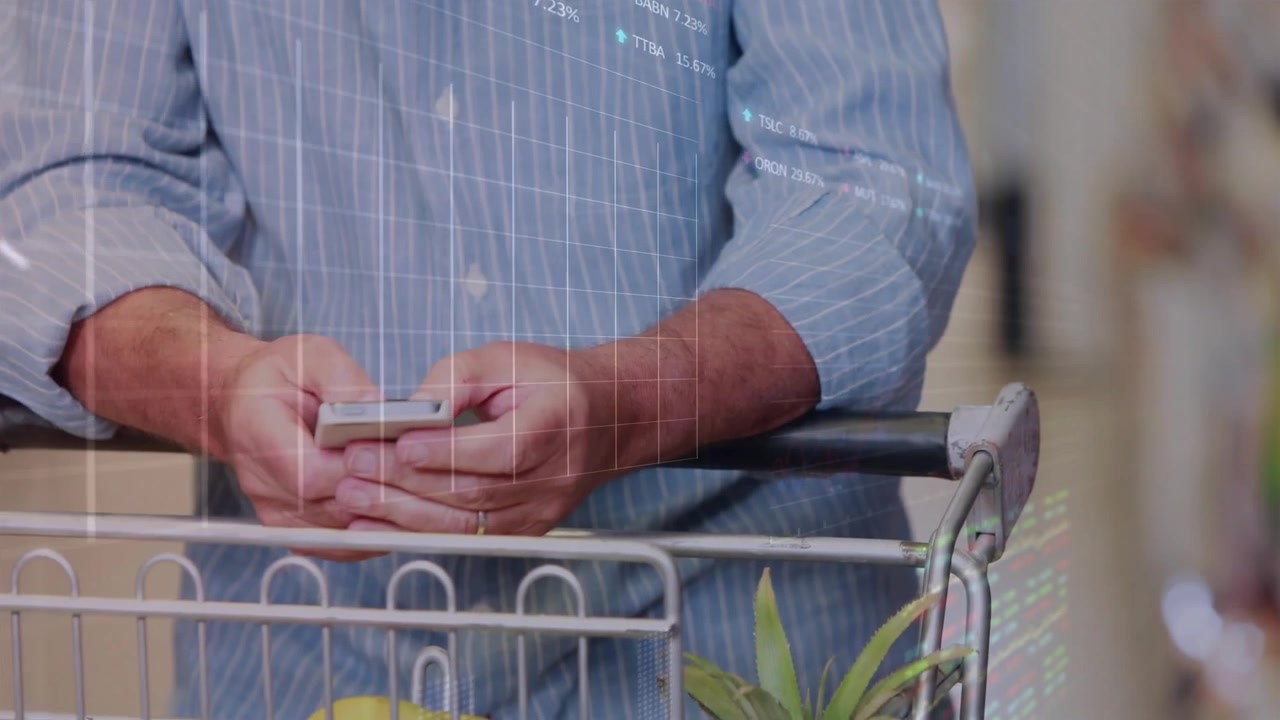 Uomo anziano che scansiona i prezzi dei generi alimentari usando lo smartphone, proiettando grafici e percentuali di dati di vendita al dettaglio