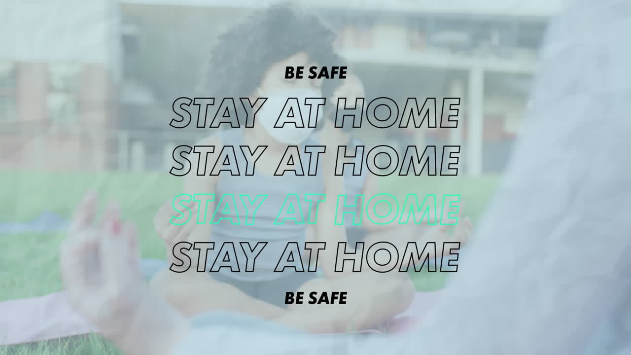 코로나 19 콘셉트 텍스트는 학교 정원에서 요가를 연습하는 마스크를 쓰는 학생들을 반대합니다.