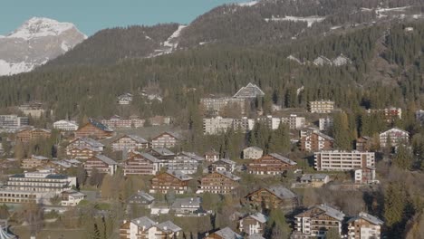 Rotierende-Antenne-über-Alpinen-Gebäuden