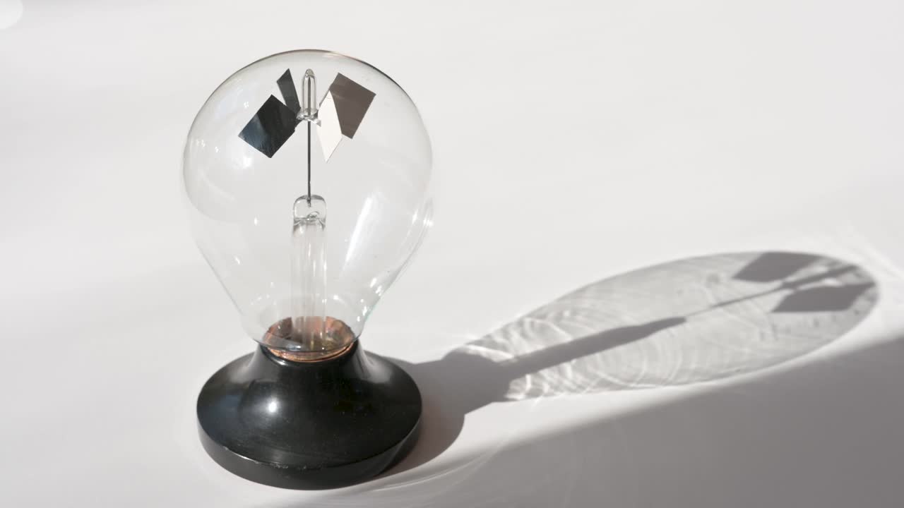 el radiómetro de crookes comienza a girar evocando el comienzo de una nueva era de energía renovable.