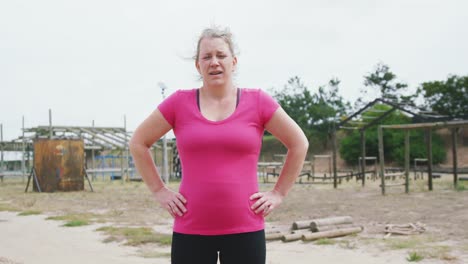 Mujer-Caucásica-Mirando-La-Cámara-En-El-Campo-De-Entrenamiento