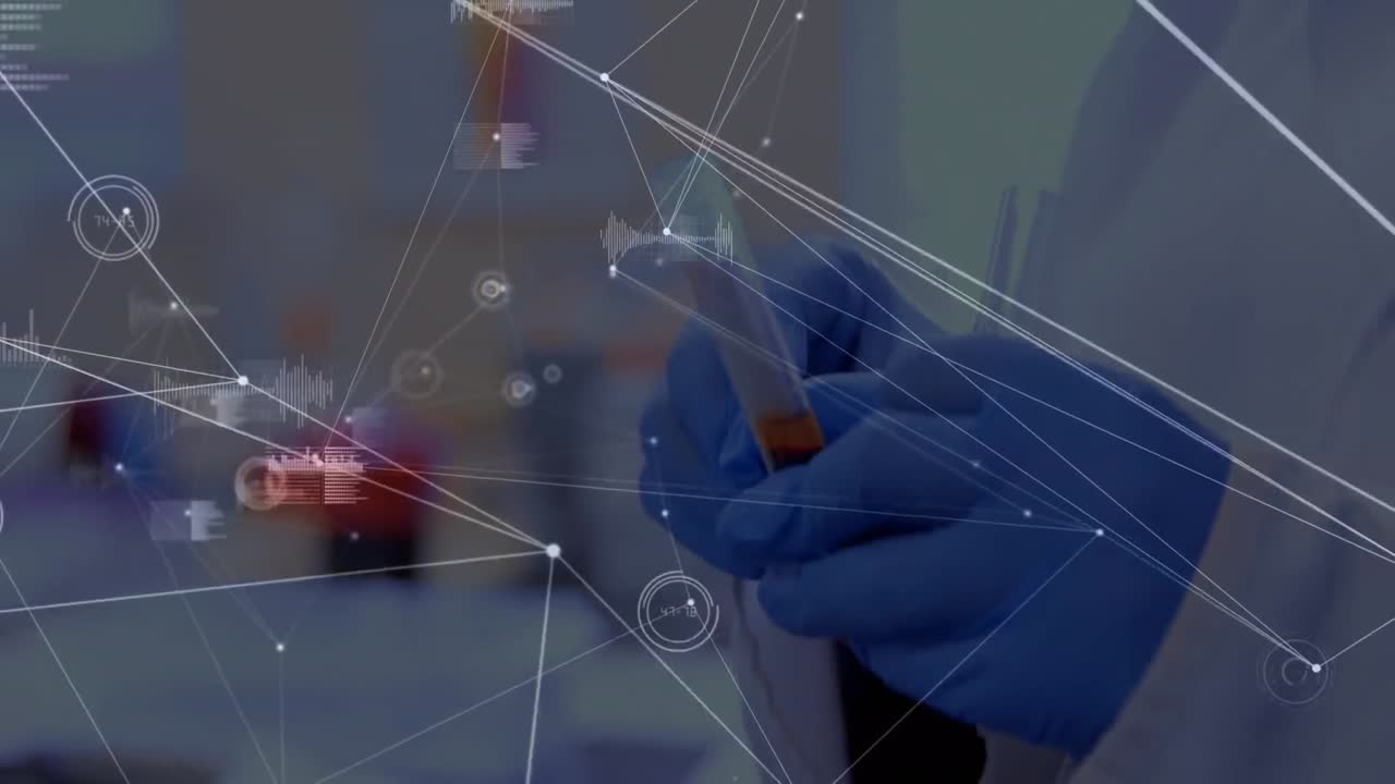 animación de la red de conexiones y datos sobre las manos con guantes de protección sosteniendo la muestra de laboratorio