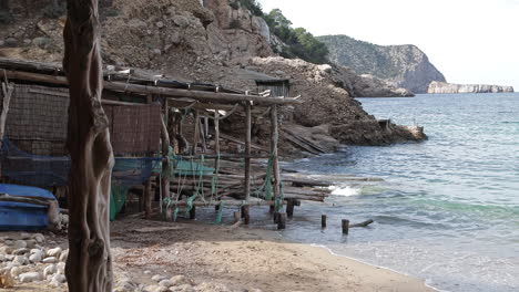 Filmischer-Blick-Auf-Ein-Altes-Bootshaus-Am-Meer