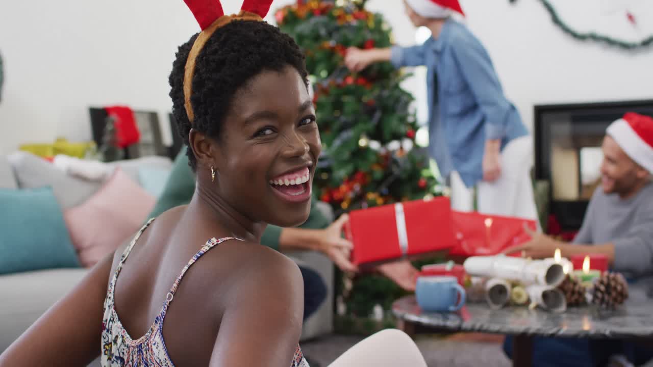 un grupo feliz de amigos diversos abriendo regalos de navidad