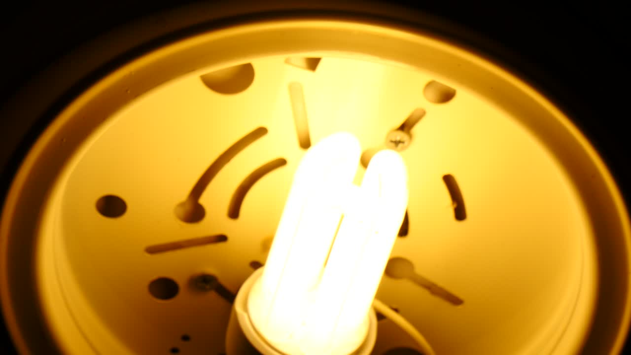 화장실 불이 켜지고 꺼집니다.