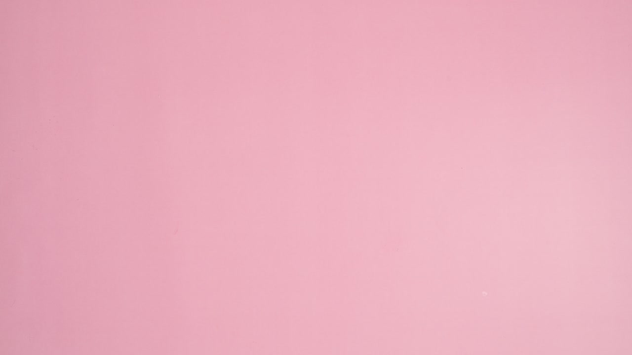 animación de stop motion creativa de moda con pedazos cortados de frutas y verduras orgánicas frescas aparecen girar y hacer marco en fondo rosa pastel. concepto de colocación plana