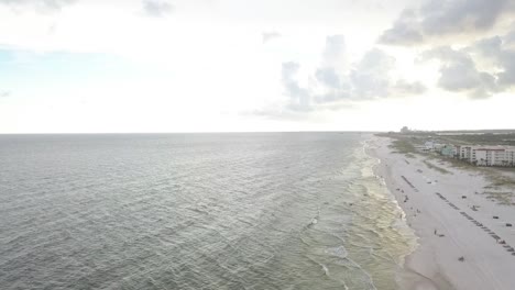 Vista-Aérea-De-La-Playa-De-Arena-Y-El-Océano-Con-Olas-En-Orange-Beach-En-El-Golfo-De-México-En-Alabama---Disparo-De-Drones