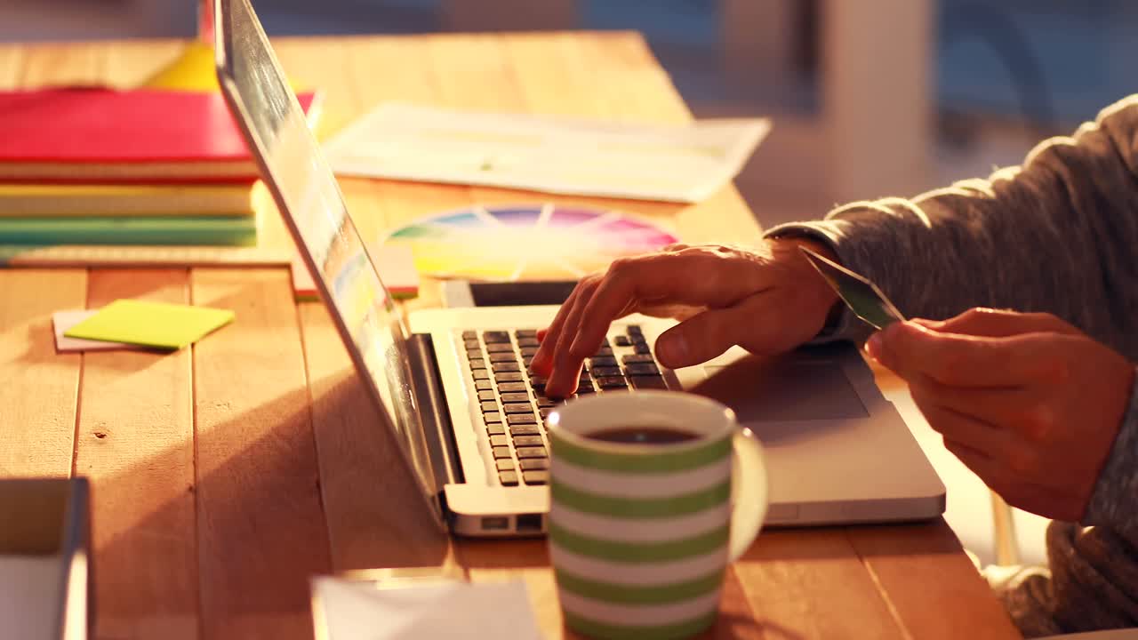 ejecutivo de negocios haciendo compras en línea en una computadora portátil