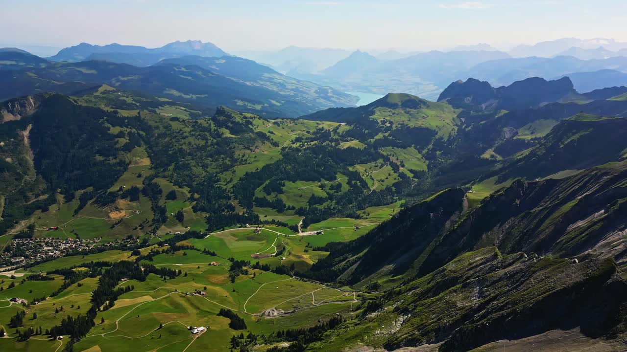 fotografía de un avión no tripulado que revela la cordillera brienzer rothorn de los alpes emmental, suiza, europa